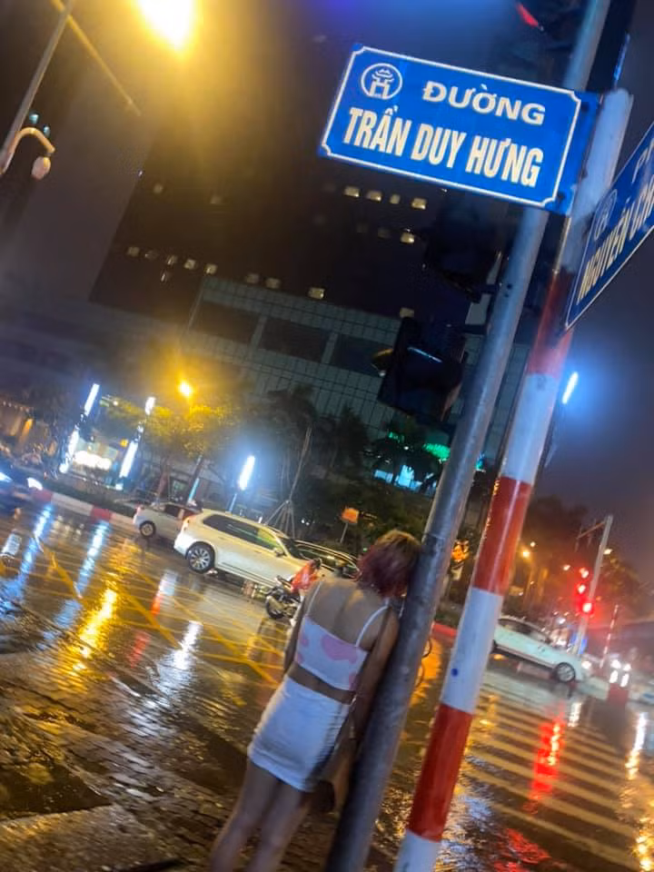 Mới đây, "thánh livestream" Mèo Thoại tiếp tục gây chú ý khi tung ra loạt hình ảnh hóa gái bán hoa đứng đường với bộ trang phục phản cảm.