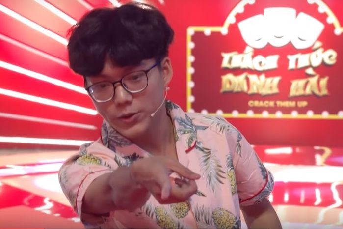 Tham gia Thách thức danh hài, Mèo Thoại từng gây sốt với màn biểu diễn bê nguyên sở trường "chửi" và bán hàng online của mình lên sân khấu, và dù là ban giám khảo như Trấn Thành, Trường Giang,...Ảnh: Tổng hợp