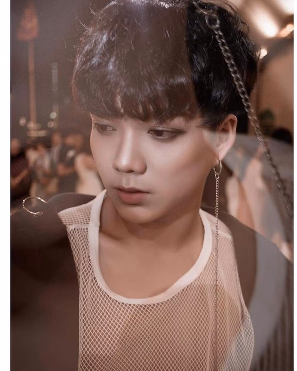 Với phong cách bán hàng không giống ai nên Văn Thoại đang trở thành tâm điểm chú ý của cư dân mạng xã hội mỗi khi livestream.