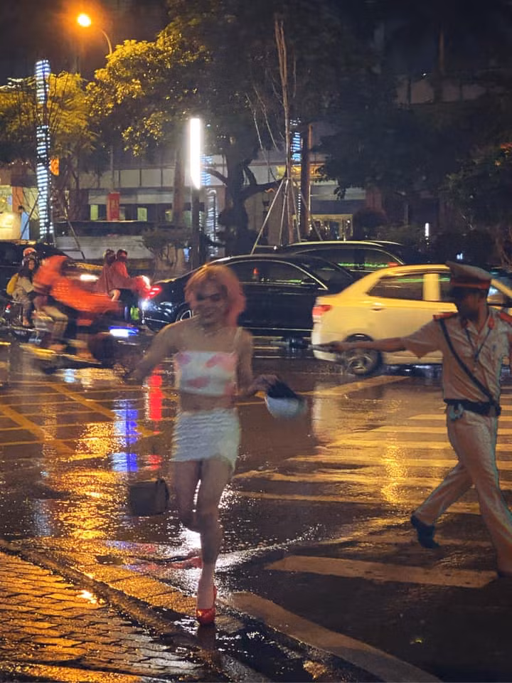 Thậm chí, không ít cư dân mạng còn nhận xét Mèo Thoại chính là bản sao của Trần Đức Bo, nổi tiếng với những màn giả gái hết sức lố lăng tương tự.