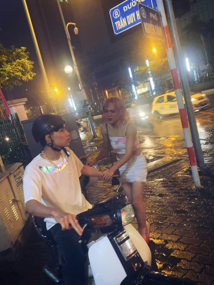 Theo đó, "thánh chửi" đã đóng giả làm con gái, mặc váy ngẵn cũn cỡn kết hợp áo hai dây, đi giày cao gót và đứng ở trên đường Trần Duy Hưng.