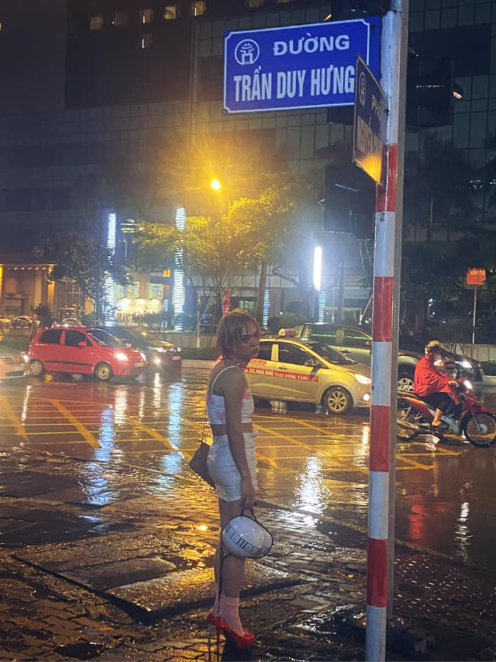 Ngay sau khi đăng tải, những hình ảnh này đã thu hút được hàng nghìn lượt chia sẻ trên mạng xã hội, tuy nhiên phần lớn là bình luận chỉ trích.