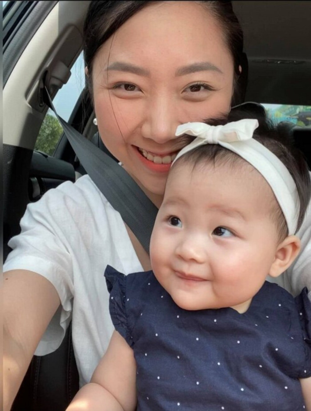 Từ sau khi lấy chồng sinh con, hot mom này càng nhận được sự quan tâm nhiều hơn, đặc biệt là về nhan sắc.