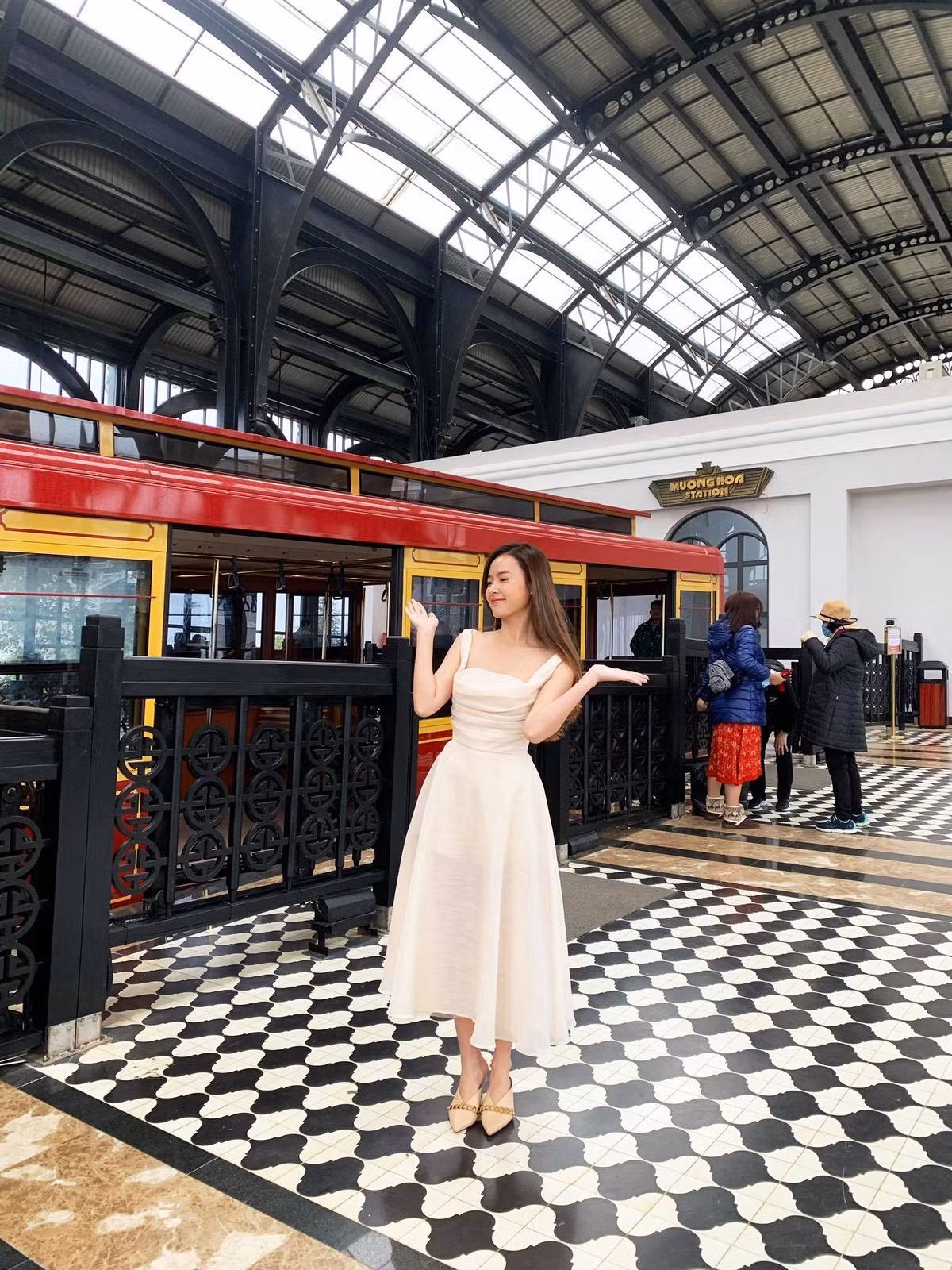 Cô sở hữu thân hình cân đối, vòng 1 nóng bỏng cùng làn da trắng không tỳ vết.