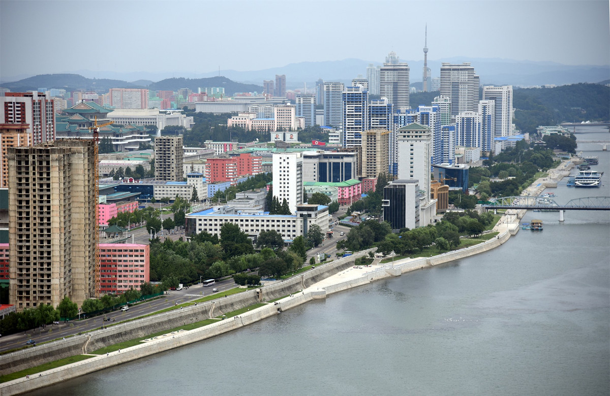 Đa phần các tòa nhà cao tầng ở Bình Nhưỡng là những chung cư, phục vụ nhu cầu về nhà ở cho người dân.