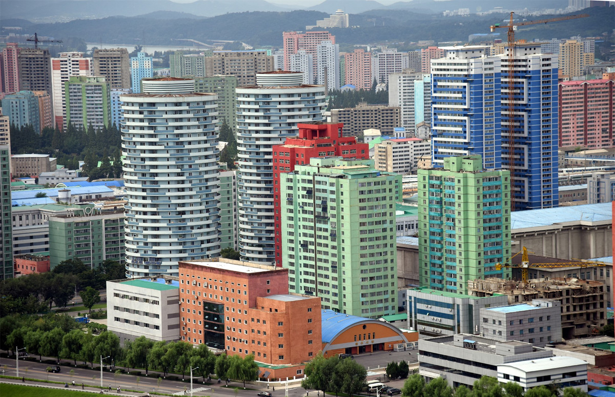 Các tòa nhà được sơn với nhiều màu sắc khác nhau, tất cả tạo nên một bức tranh đầy ấn tượng.