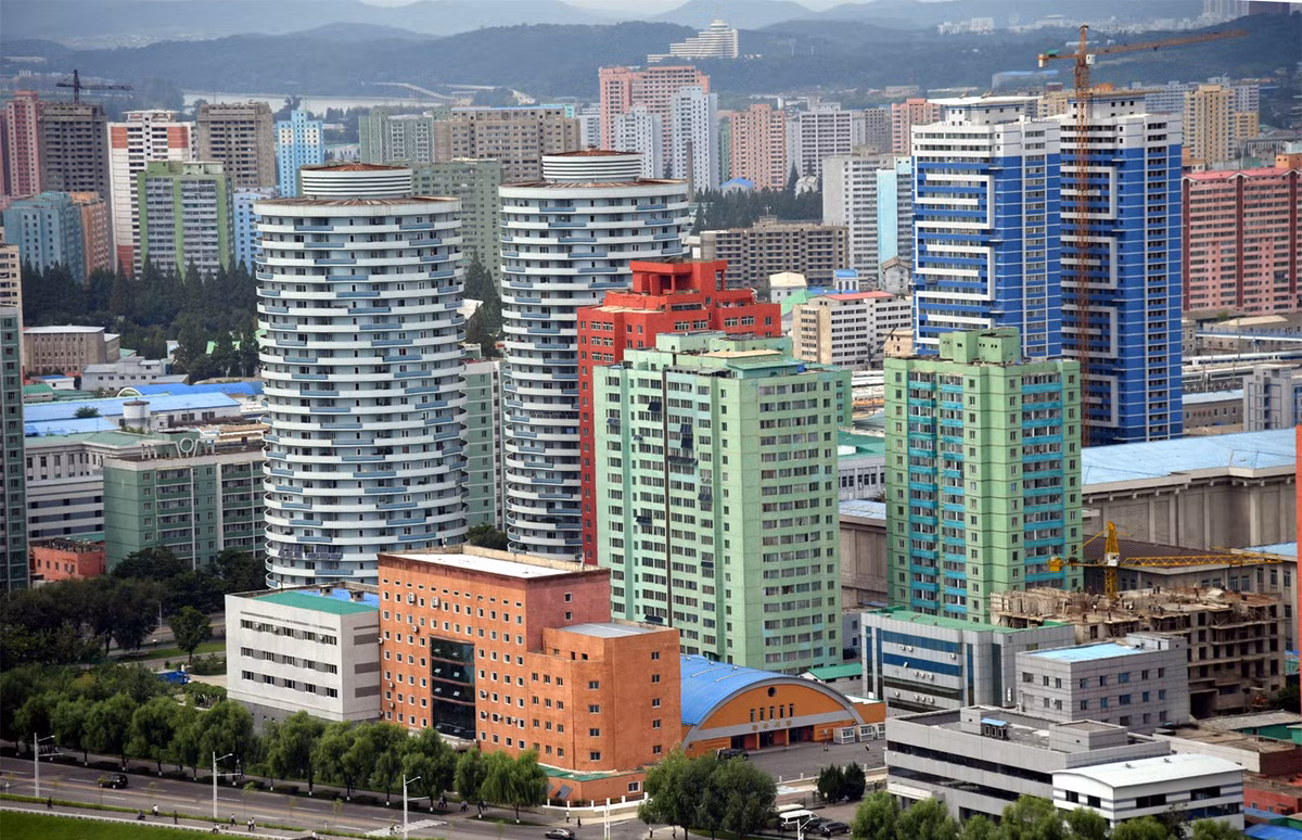 Các tòa nhà được sơn với nhiều màu sắc khác nhau, tất cả tạo nên một bức tranh đầy ấn tượng.