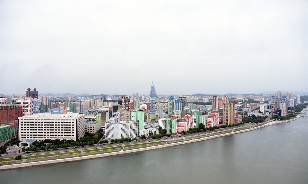 Bất chấp việc nền kinh tế gặp khó khăn vì bị cấm vận, các tòa nhà cao tầng vẫn “mọc như nấm” ở Bình Nhưỡng.