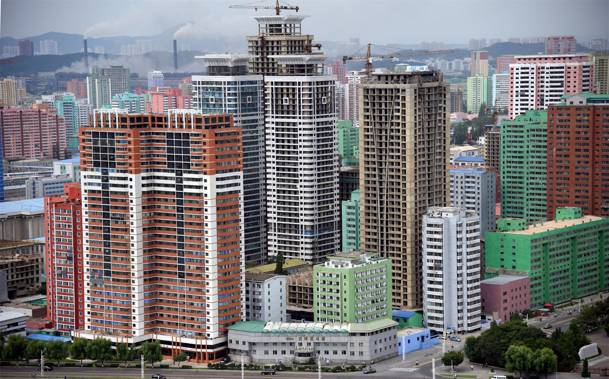 Có rất nhiều công trình xây dựng dang dở và đang được gấp rút hoàn thành.