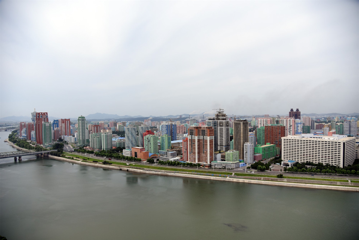 Ngoài các tòa nhà cao tầng, cơ sở hạ tầng giao thông cũng được đầu tư.