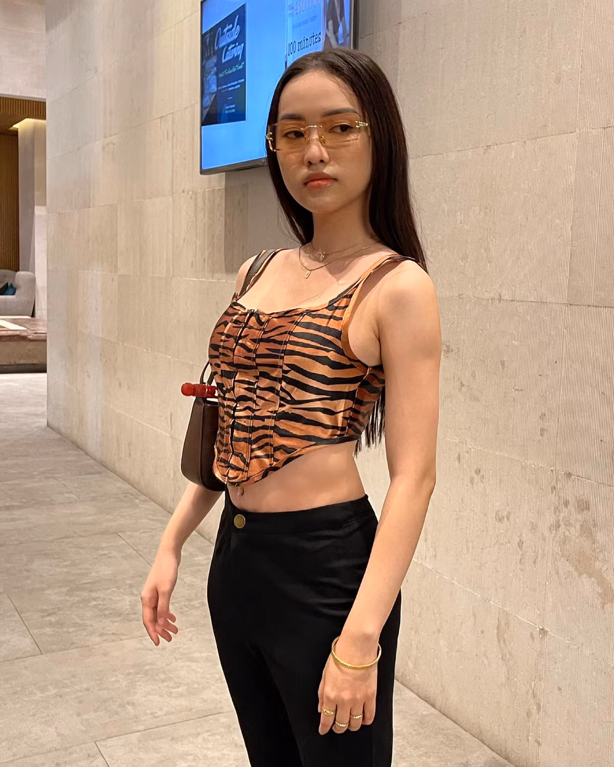  Thúy Vi sinh năm 1998 tại Cà Mau được biết đến với là một hot girl với những phát ngôn gây sốc cùng hàng loạt cuộc phẫu thuật thẩm mỹ lớn bé.