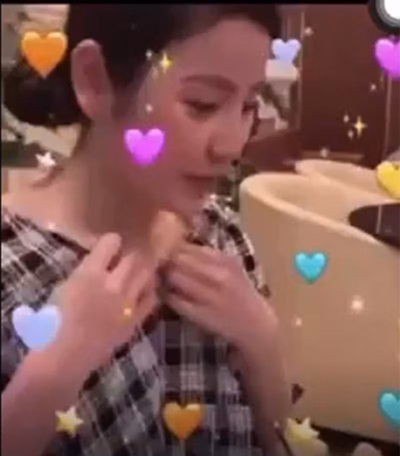 Mới đây, trên MXH lộ một đoạn clip hẹn hò thân mật của Quang Hải và C.T.H đang được cư dân mạng chia sẻ khá nhiều.