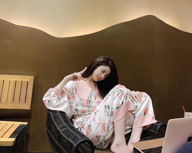 Không những vậy, trên trang cá nhân của mình, người đẹp này thường xuyên khoe nhiều ảnh chăm chỉ đi tập yoga, gym,... có thể đây chính là điểm chung với niềm đam mê thể thao giống chàng tiền vệ sinh năm 1997. Ảnh: Tổng hợp