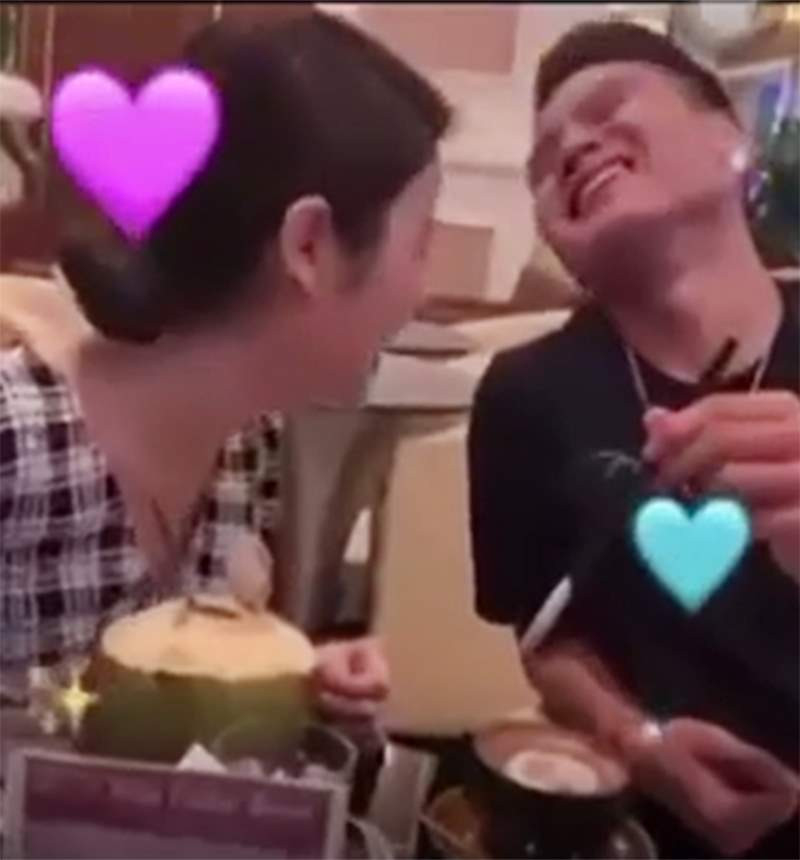 Đoạn clip ghi lại cảnh "bạn gái tin đồn" Quang Hải và chàng cầu thủ thân mật hẹn hò trong quán nước. Cả hai nói chuyện rất vui vẻ, đầu tựa đầu.