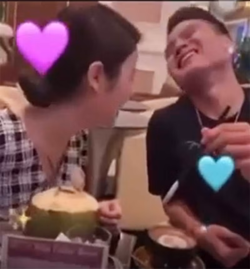 Đoạn clip ghi lại cảnh "bạn gái tin đồn" Quang Hải và chàng cầu thủ thân mật hẹn hò trong quán nước. Cả hai nói chuyện rất vui vẻ, đầu tựa đầu.