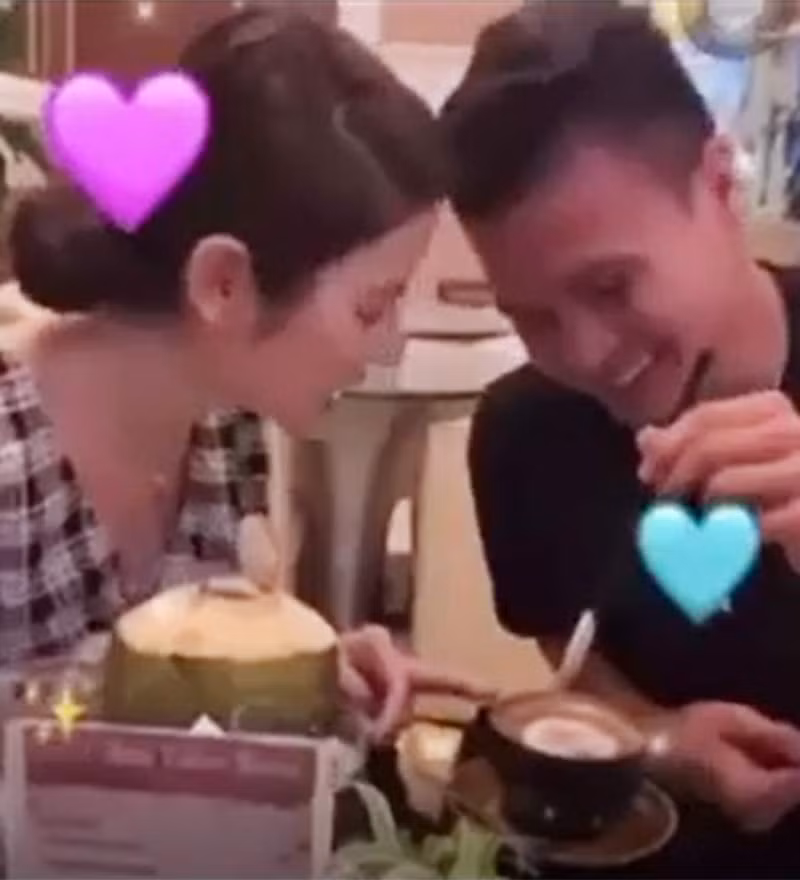 Có những khoảnh khắc Quang Hải cười vui sướng khi đang trò chuyện với cô gái kế bên.