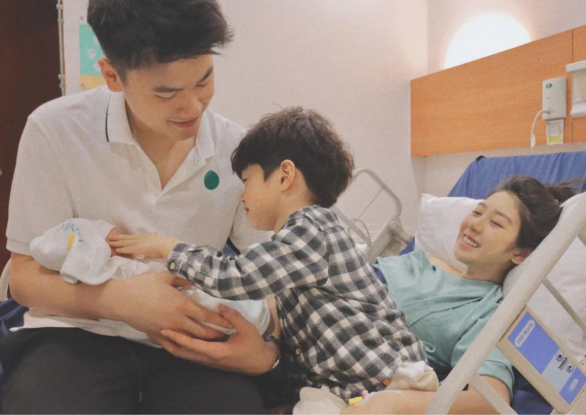 Đặc biệt từ khi Trang Lou sinh em bé thứ hai, mọi thông tin và hình ảnh của bà mẹ hai con này đều được hội chị em chú ý, quan tâm theo dõi.