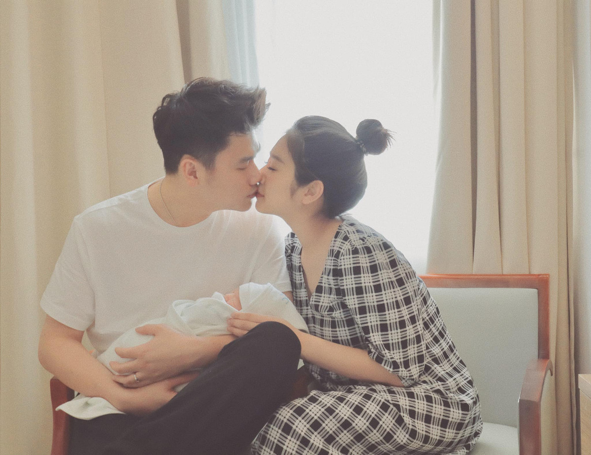 Sinh em bé mới được hơn 2 tuần thôi nhưng ngoại hình cô nàng cực kì tươi tắn, chẳng khác gì thời con gái.