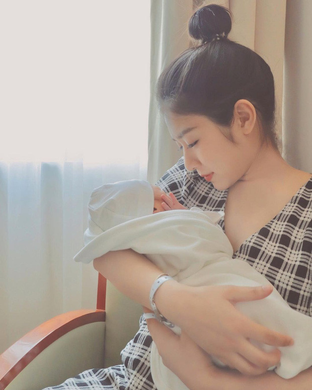 Hậu sinh con, hot girl sinh năm 1995 này nhanh chóng trở lại trên MXH. Những hình ảnh của cô nàng cùng quý tử út đã nhanh chóng gây sốt, ai nấy đều khen ngợi nhan sắc xinh đẹp nức nở của Trang Lou sau sinh.