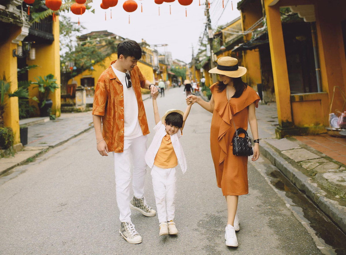 Tuy còn rất trẻ nhưng sau khi kết hôn và sinh con Tùng Sơn và Trang Lou đều chững chạc, trưởng thành hơn rất nhiều.