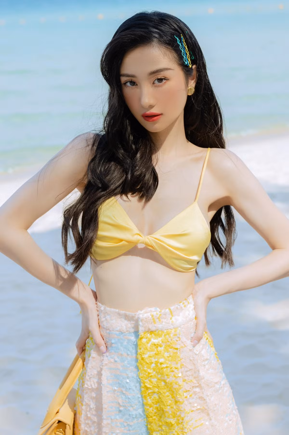 Ngay sau khi nâng cấp vòng 1 để phục vụ cho sự nghiệp nghệ thuật, Jun Vũ thường xuyên đốt mắt người xem với những khung hình gợi cảm như vậy.