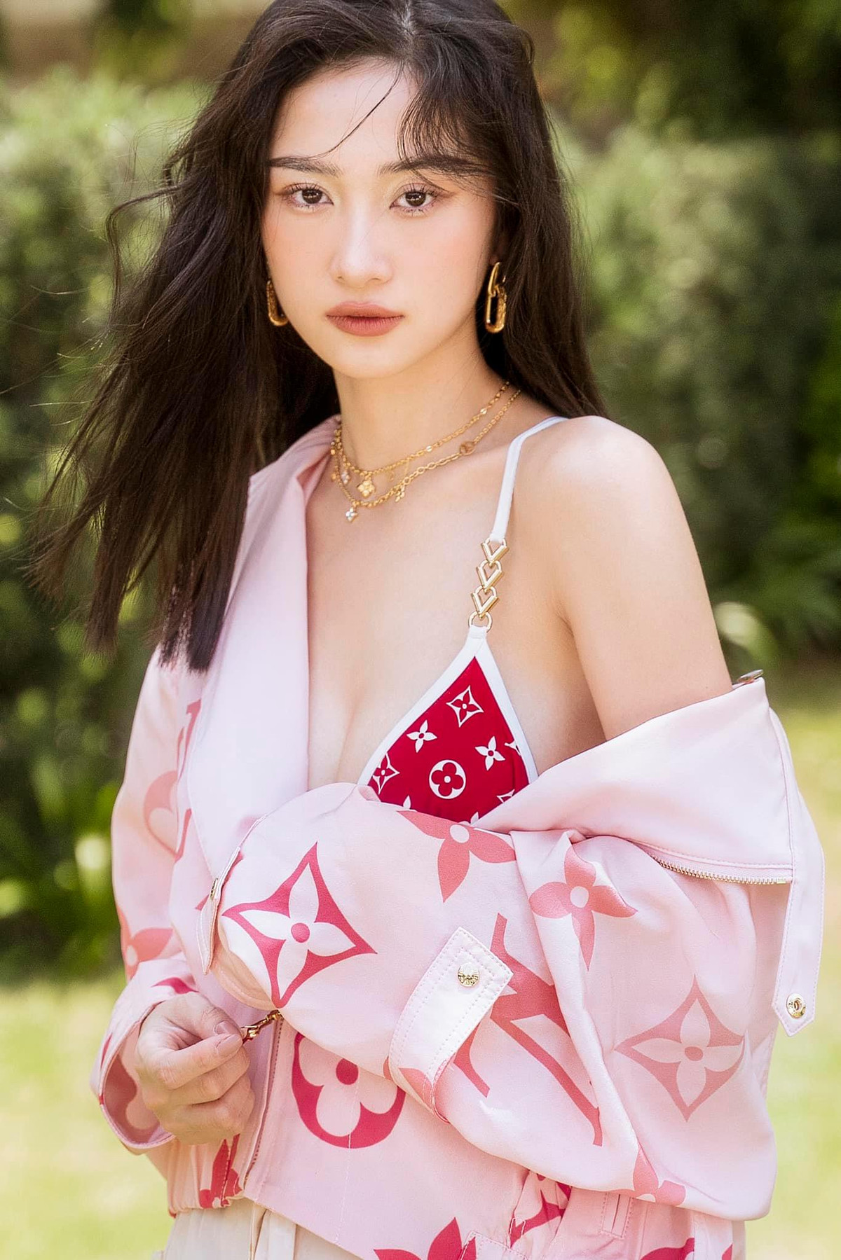 Diện áo bikini và để lộ vòng 1 nửa kín nửa hở, người đẹp 9x khiến người hâm mộ phải "lác mắt" bởi vẻ đẹp của mình. Bộ ảnh ngay lập tức nhận về số lượt like và bình luận khủng.