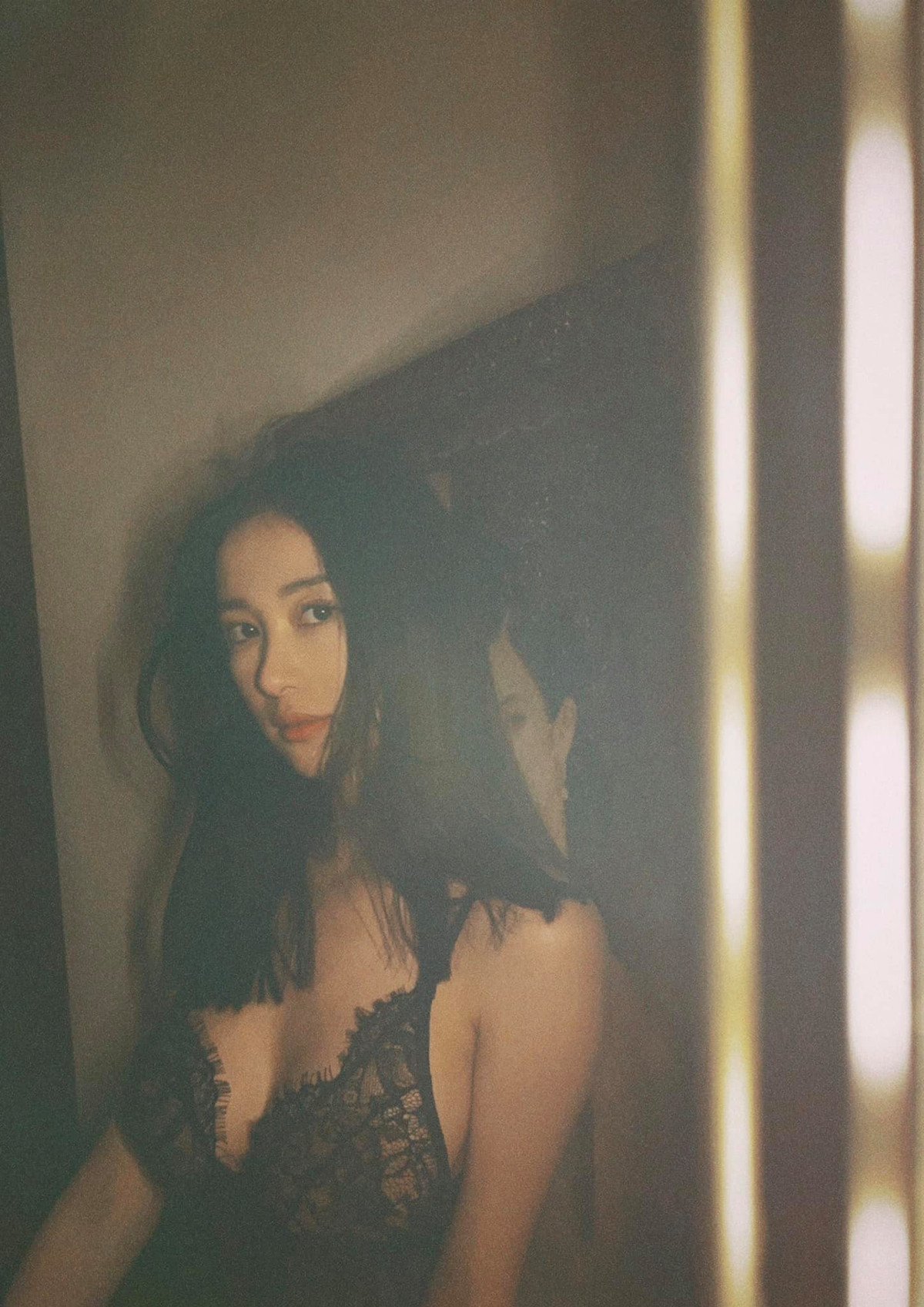 Trên màn ảnh, Jun Vũ luôn sở hữu tạo hình trong sáng, chỉn chu và đài các như 1 nàng thơ kiêu sa. Ngoài đời, nữ diễn viên có phong cách táo bạo, gợi cảm hơn rất nhiều.