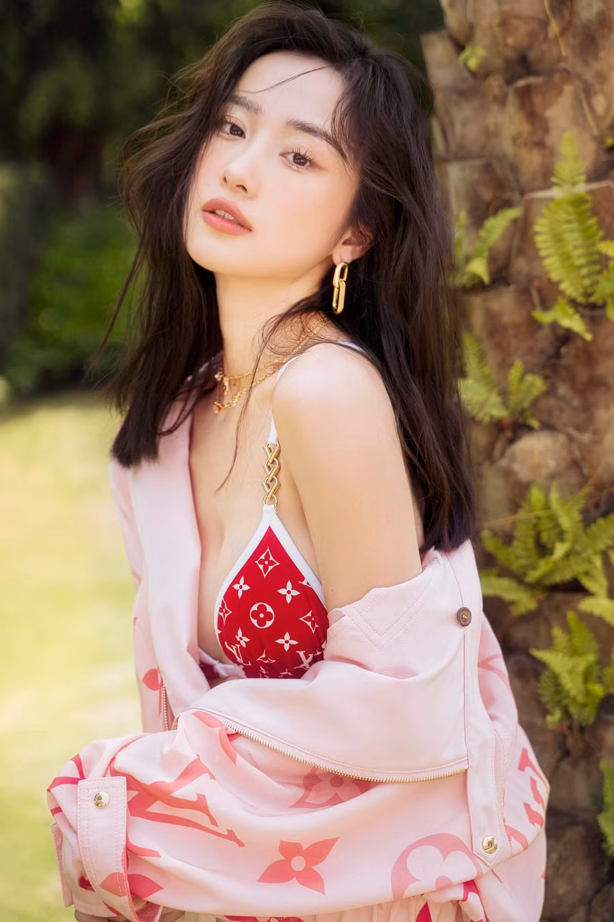 Mới đây, hot girl Jun Vũ tiếp tục "hâm nóng" tinh thần người hâm mộ bằng những hình ảnh gợi cảm, táo bạo nhưng không hề phản cảm.