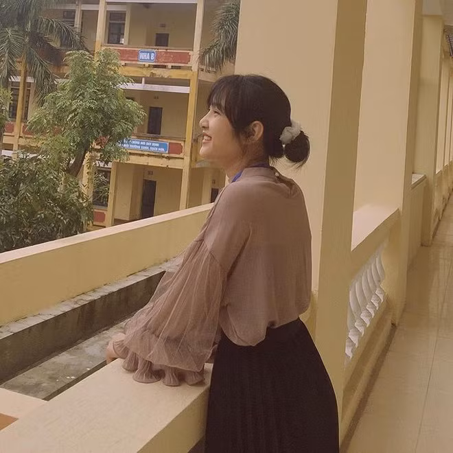 Những hình ảnh chụp lén của cô giáo hot girl này vẫn thu hút hơn 4000 lượt thích và hàng trăm bình luận quan tâm.