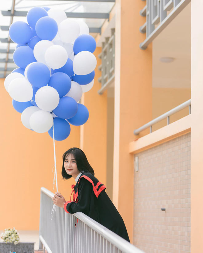 Cô đang thực tập tại trường THPT Hoằng Hoá 4 (Thanh Hoá), dạy mốn Tiếng Anh cho học sinh lớp 11.