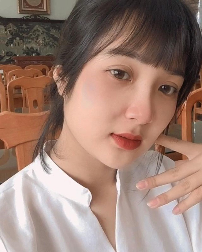 Danh tính của cô giáo trong ảnh nhanh chóng được tìm ra. Đó là Lê Thị Nga Linh (sinh năm 1999), quê Thanh Hoá.