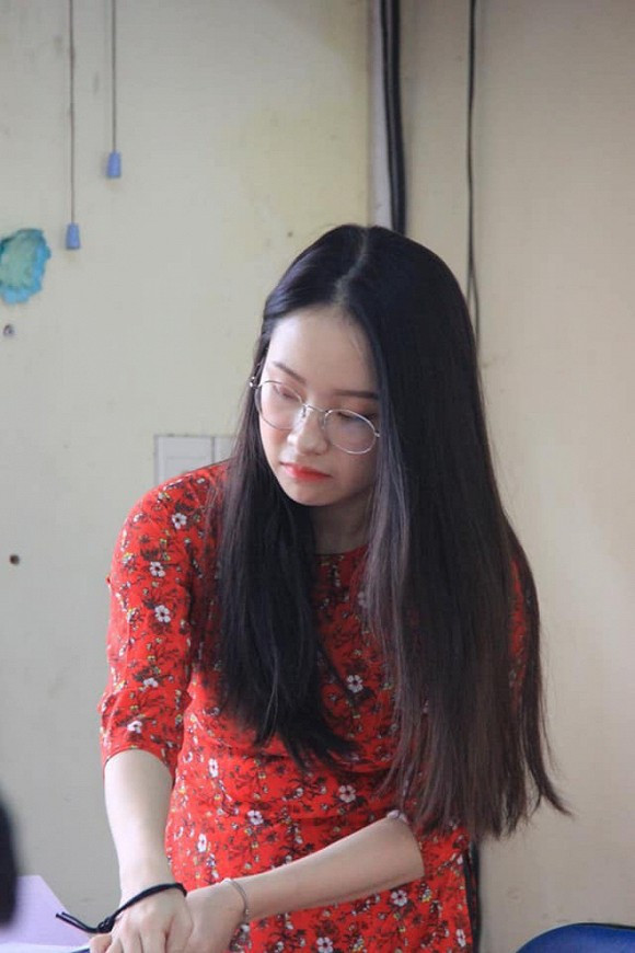 Cô giáo 9x thu hút sự quan tâm của cộng đồng mạng vì xinh như thiên thần lại trẻ không khác gì học sinh. Ảnh: Tổng hợp