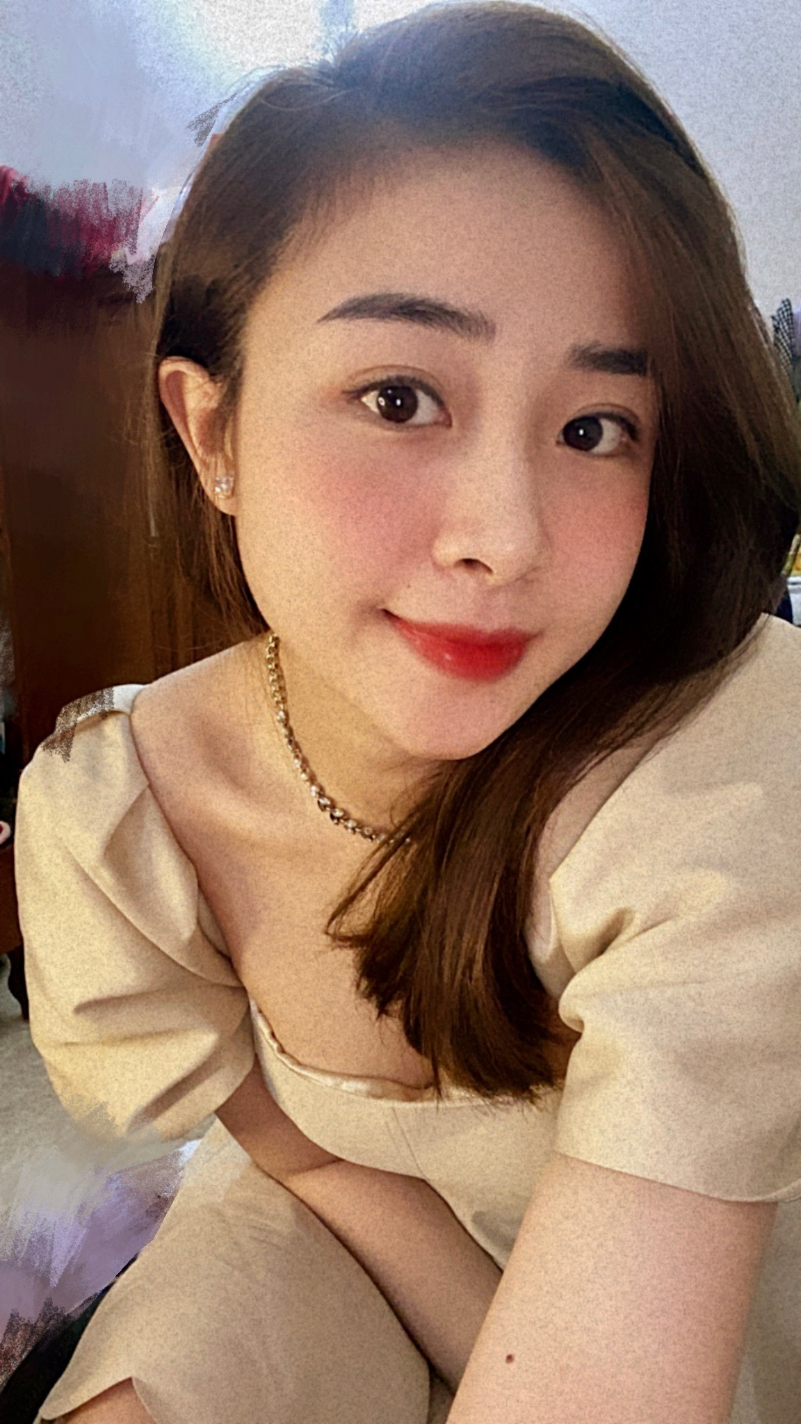 Hình ảnh mới nhất của Nhật Linh nhận được hàng chục ngàn lượt thích cùng hàng trăm lượt bình luận quan tâm. Bên cạnh đó, fans còn đặc biệt thích thú với bình luận của Văn Đức phấn khích trước bức ảnh xinh đẹp của vợ: “Chao ôi, ghê thiệt”.