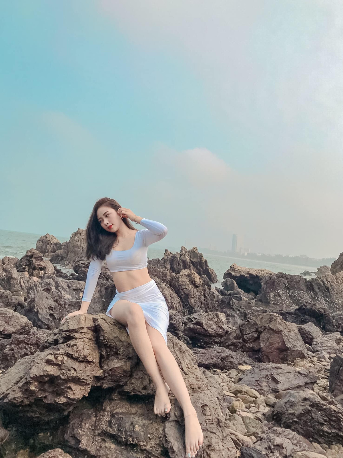 Mới đây, hot girl Võ Nhật Linh đã tự tin khoe hình ảnh diện trang phục bikini ở biển. Cô nàng diện bikini trắng, để lộ làn da nõn nà, vóc dáng thon gọn và vòng hai săn chắc.