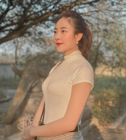 Cô nàng 9X được yêu mến bởi gương mặt xinh xắn, làn da trắng và nụ cười tươi.