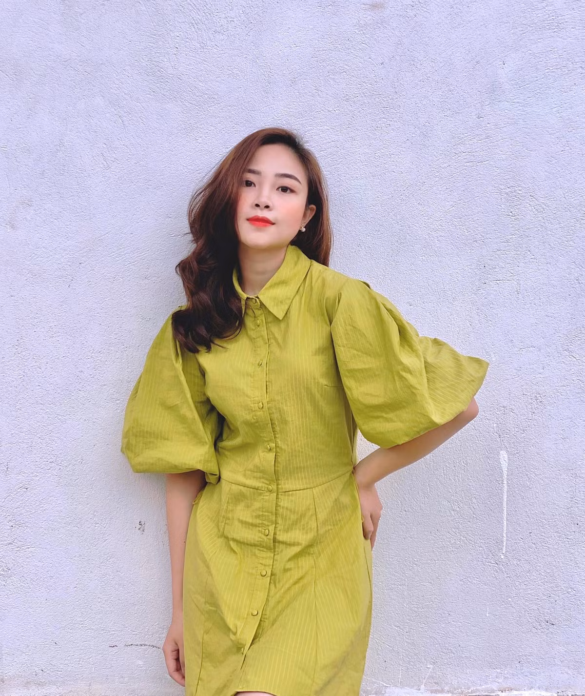 Cô giáo hot girl Võ Nhật Linh được biết đến là vợ cầu thủ Phan Văn Đức. Nàng WAG này luôn khiến dân tình ghen tị bởi có được cuộc hôn nhân hạnh phúc cùng nhan sắc xinh đẹp.