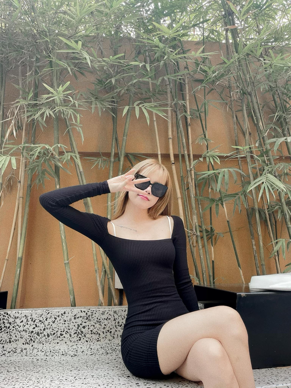 Mặc dù mắc lỗi nhỏ khi diện đồ bó sát, nhưng ai cũng phải công nhận rằng vóc dáng của mỹ nhân showbiz này cực đẹp và thon gọn.