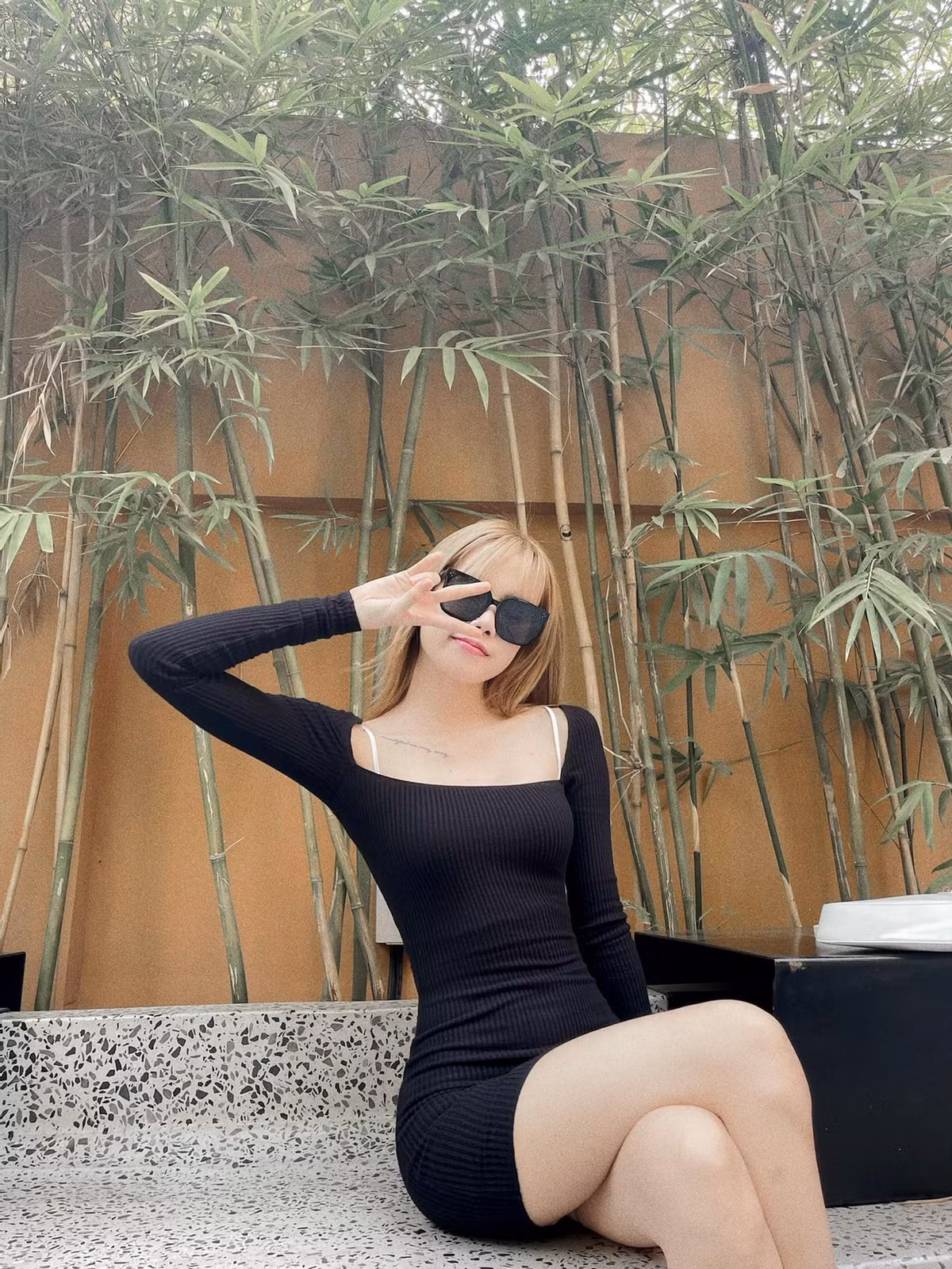 Mặc dù mắc lỗi nhỏ khi diện đồ bó sát, nhưng ai cũng phải công nhận rằng vóc dáng của mỹ nhân showbiz này cực đẹp và thon gọn.