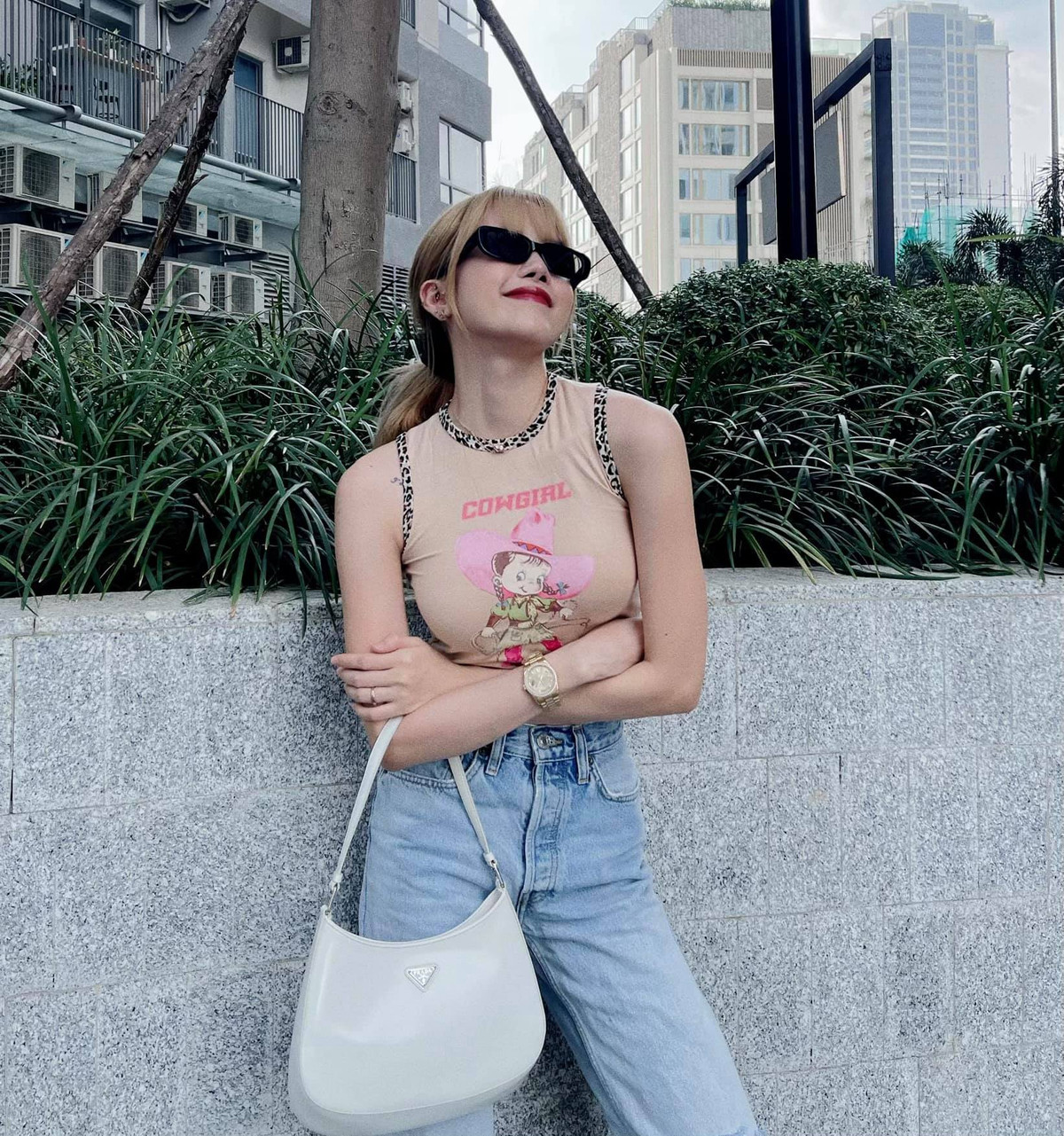 Thường ngày, Thiều Bảo Trâm rất ít khi mắc lỗi thời trang như vậy. Cô nàng thường xuất hiện với những trang phục thời thượng nhất, dù là hàng hiệu hay bình dân.