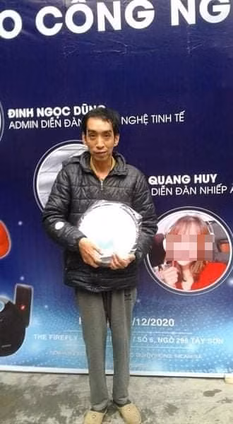 Anh H.N có thói quen nghe ngóng, săn lùng các sự kiện khai trương, triển lãm, giao lưu với khách hàng... và chắc chắn anh cũng sẽ xuất hiện tại sự kiện đó.