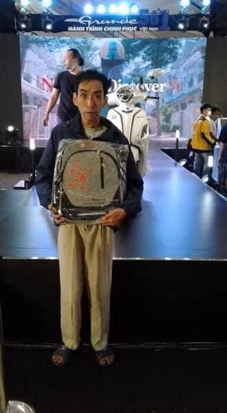 Với tần suất tham dự sự kiện dày đặc, anh H.N đã "ẵm" về nhà kha khá quà tặng có giá trị. Khi thì "bỏ túi" tai nghe và sạc điện thoại, lúc lại được tặng ba lô, áo phông,...