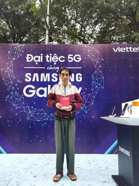 Sau mỗi lần được nhận quà, người đàn ông này đều chụp ảnh lại và check in ngay lên trang cá nhân.