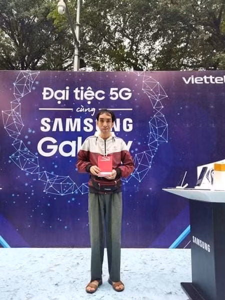 Sau mỗi lần được nhận quà, người đàn ông này đều chụp ảnh lại và check in ngay lên trang cá nhân.