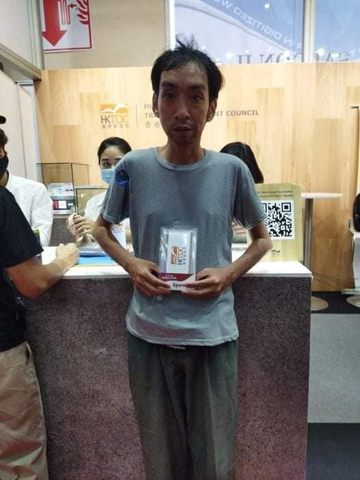 Gần đây, cư dân mạng đặc biệt chú ý đến người đàn ông kỳ lạ có tên H.N ở Hà Nội lại "nghiện" tham gia các sự kiện, ở đâu có khai trương, triển lãm,... là anh lập tức có mặt.