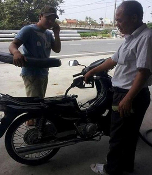 Tương tự như cô gái trên, trước đây tại Việt Nam đã xuất hiện những màn đổ xăng cực bá đạo khác khiến nhiều người phải rùng mình.