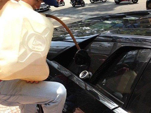 Sau khi chứng kiến bức ảnh đổ xăng cho siêu xe, nhiều thành viên đã bình luận rằng: "Anh đi siêu xe nhưng cách đổ xăng chẳng chất tí nào".