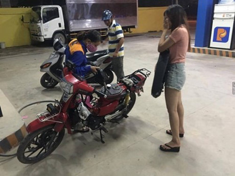 Các thanh niên sử dụng xe gắn máy tại Việt Nam có màn nhấc nguyên cốp xe để đổ xăng là chuyện không hiếm.