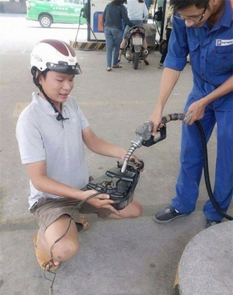 Tháo nguyên bình xăng để khỏi phải dắt xe ra khỏi nhà cũng là trường hợp hiếm có.