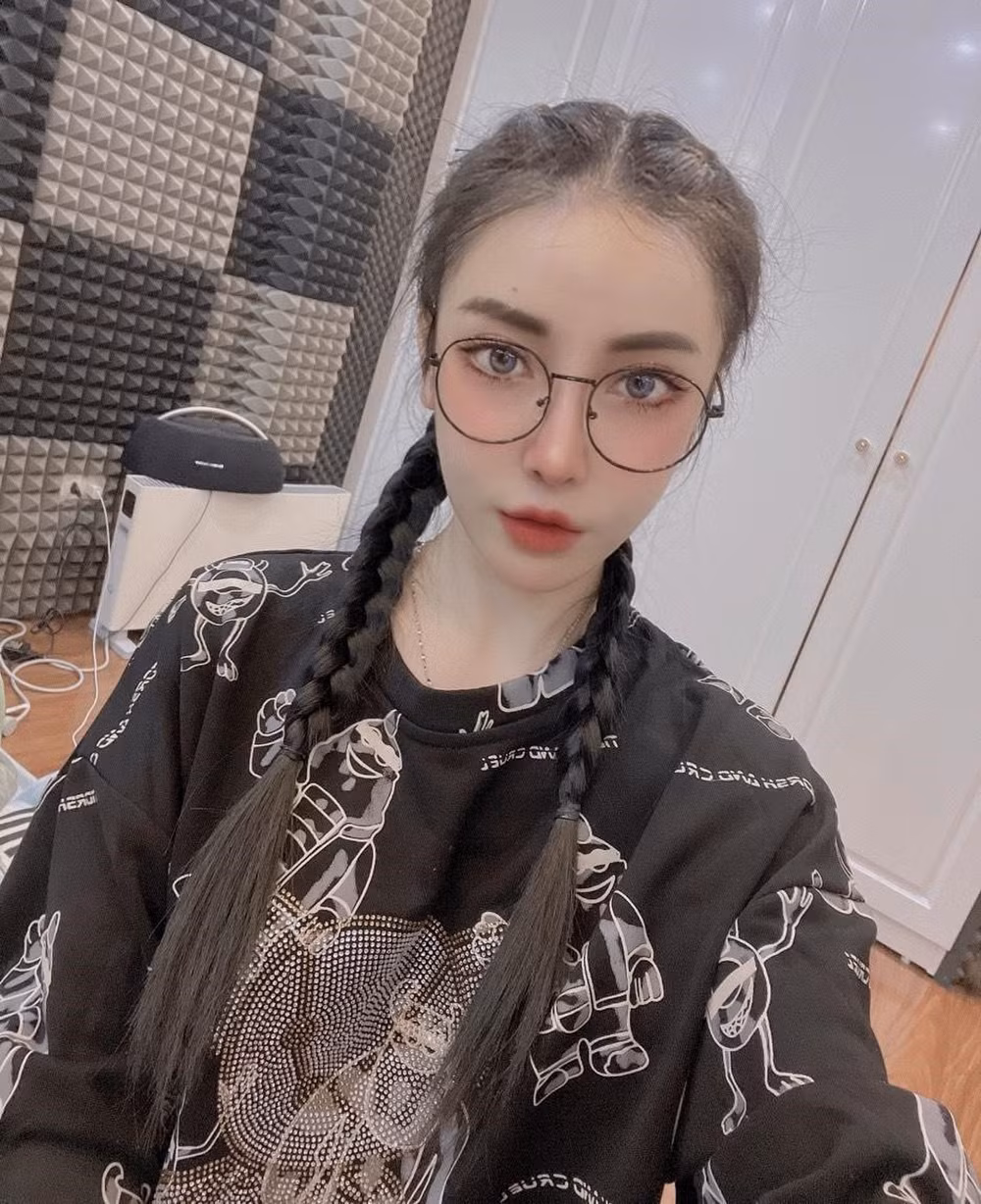 Phong cách của hot girl này có nhiều sự thay đổi, lúc thì cô khá nhẹ nhàng, có vẻ gì đó mơ màng của một “nàng thơ” điệu đà.