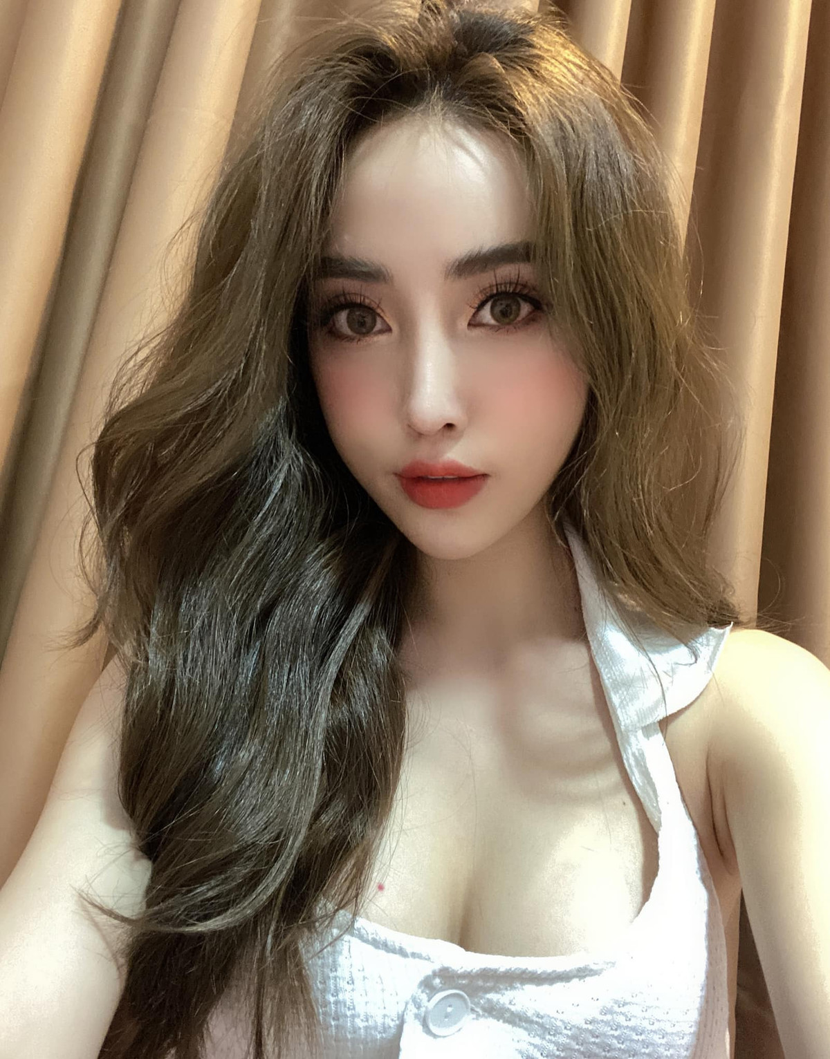 Không chỉ sở hữu nhan sắc nổi bật cũng gu thời trang mới mẻ, cô nàng Hoàng Hà Anh còn gây ấn tượng cho người đối diện bởi tính tình cởi mở, khả năng hoạt ngôn.